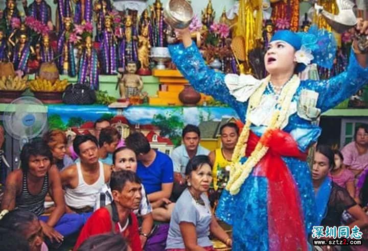 缅甸神节人山人海，节日的关键人物由男同性恋扮演！